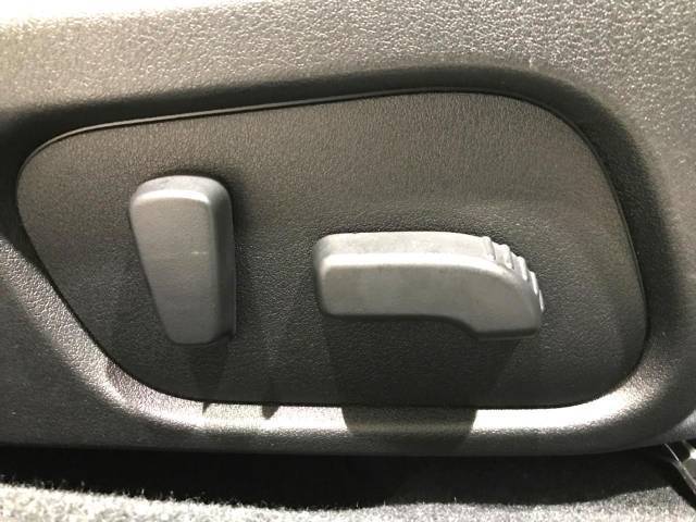 【パワーシート】スイッチ一つで簡単にシートの微調整が可能！電動だから力もいりません！快適なシートポジションにセットして、快適なドライブをお楽しみください。