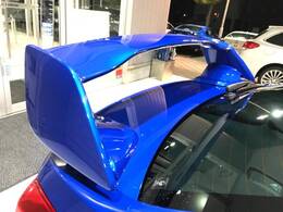【大型リヤスポイラー】スポーツカーらしさがグッと引き立つ大型リヤスポイラーを装着♪高速走行時のスタビリティ（走行安定性）向上に役立ちます。
