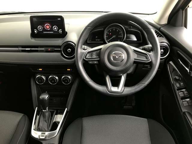【運転席インテリアデザイン】左右対称のインテリアデザインでドライバーを包み込み運転に集中できるように設計されています。