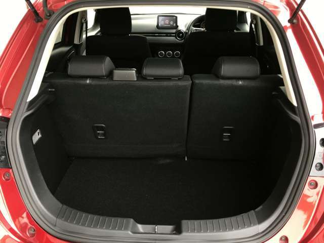 【広々トランクルーム】車体に対してスペースは広めに作ってあります。また、背もたれを倒すとより多くの荷物を乗せることができます。