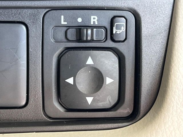 【電動格納ミラー】サイドミラーは電動格納式となっており、狭い駐車場でもキズがつくリスクを抑えられます。
