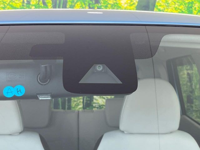 【エマージェンシーブレーキ】走行中に前方の車両等を認識し、衝突しそうな時は警報とブレーキで衝突回避と被害軽減をアシスト。より安全にドライブをお楽しみいただけます。