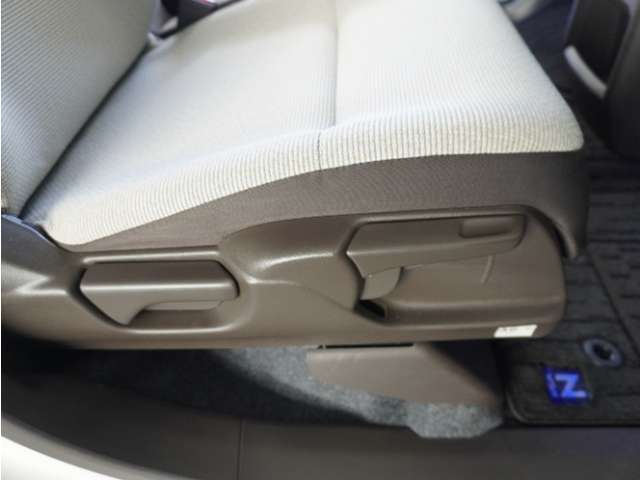 ◆運転席ハイトアジャスター◆運転席を上下に高さ調節ができます！運転ポジションを体格に合わせてシート調整できます。