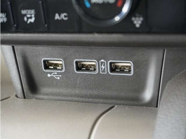 スマートフォンの充電等にも便利なUSB電源ソケット等も使いやすい場所に装備されています。