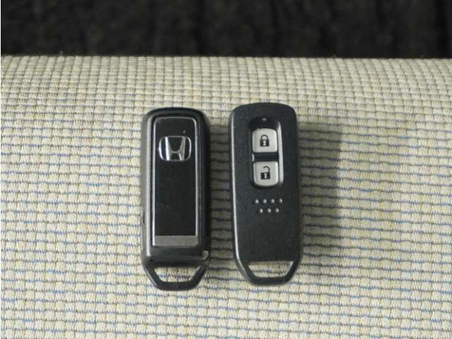 ◆スマートキー◆カギをバッグやポケットに入れたままでもドアロックの開閉ができる『スマートキー』付き！雨天や暗くなってもカギを取り出す必要がなくドアの開錠＆エンジンも始動できます