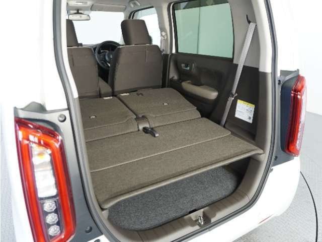 リアシートを使用しない時は倒せば更に広々ラゲッジスペースの出来上がりです、たくさんの荷物が楽々載せられますよ！