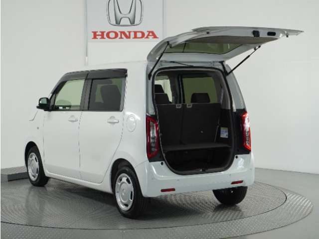 フル乗車でもしっかり荷物を収納出来るラゲッジスペースです。普段の買い物でしたらしっかり積める十分な荷室スペースを確保しています。