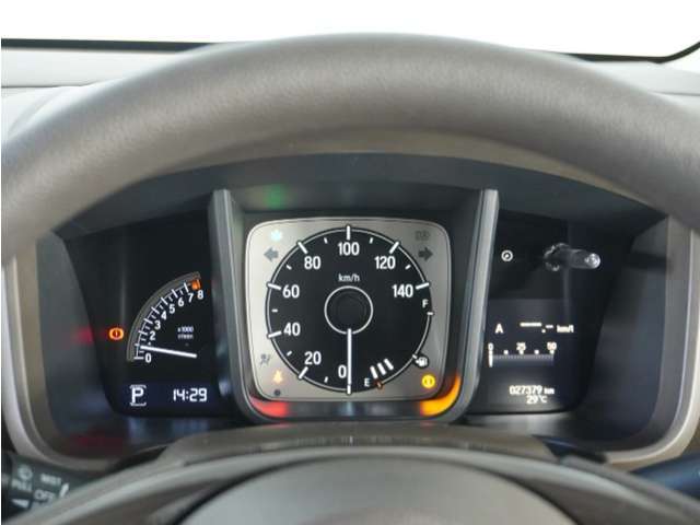 視認性の良いシンプルなメーターデザインはドライバーに情報をわかりやすく伝えてくれます、