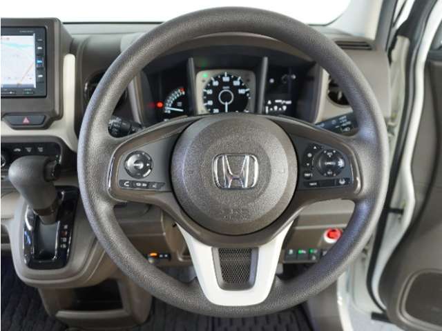 【Honda SENSING】 カメラ等装置で精度の高い検知能力を発揮、安全運転を支援します。ステアリング上のコントローラーに注目！