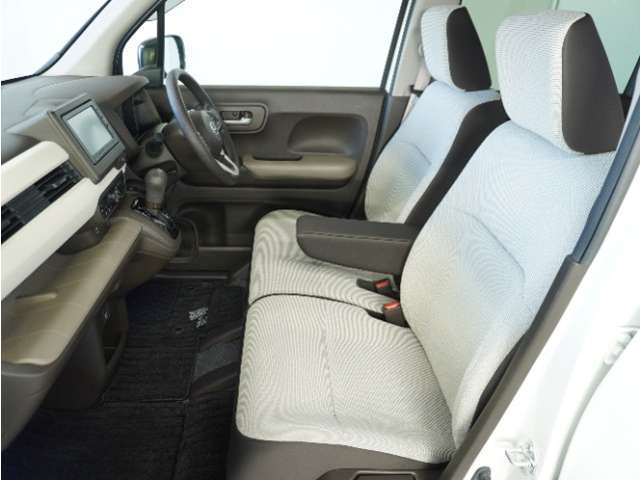 運転席と助手席は足元が繋がっているので自由に行き来しやすいので駐車場が狭いときでも助手席側からスムーズに乗り降りできて便利！