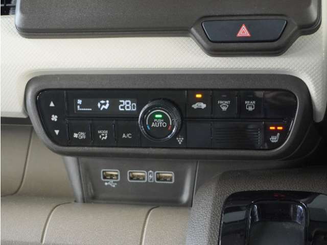 ◆オートエアコン装備◆　お好みの温度を設定をするだけで、後は、自動で風量を調節してくれます！快適にドライブが楽しめます。