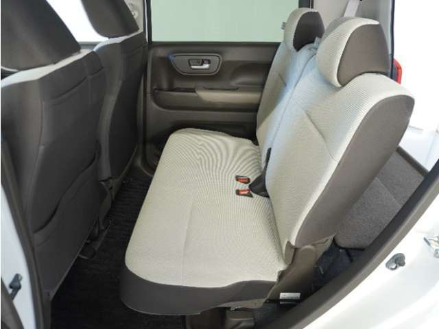 後部座席もゆったりくつろげます。長時間のドライブも楽々！楽しさは道中の車内から始まっています！このベンチシートに座って、みんなで和気あいあい盛り上がりましょう！