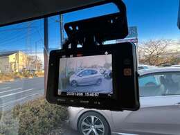 ドライブレコーダーが最初から装備されており、後から取り付ける手間もございません♪もしもの際の証拠になるのはもちろんのこと、あおり運転やいたずらの抑止力となり愛車を守ってくれますね♪