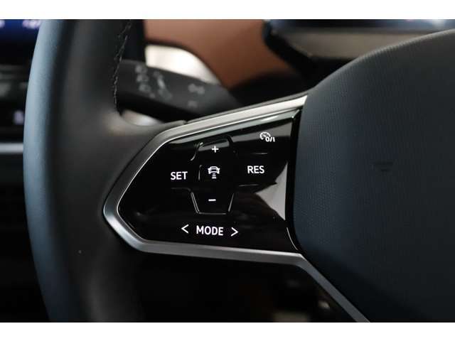 アダプティブクルーズコントロール（全車速追従機能付）は30-160km/hまで設定可能で、クルーズコントロールにレーダーセンサーを組み合わせたシステムとなります。長距離走行時などでの疲労を低減させます！