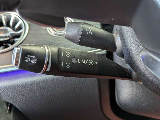 【アダプティブクルーズコントロール】ミリ波レーダーにより前方車輌を認識し、高速道路などの自動車専用道路では追従機能付きのクルーズコントロールをご利用になれます。