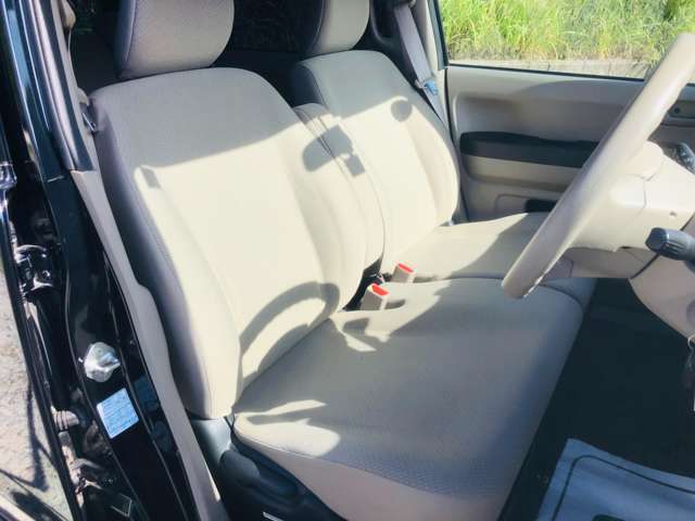 運転席の写真でございます。シート破れ無しです！奇麗です！