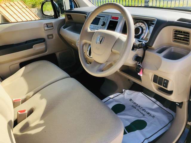 運転席の写真でございます。シート破れ無しです！奇麗です！