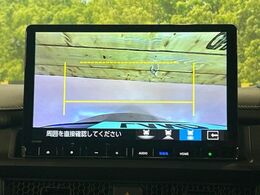 【バックカメラ】駐車時に後方がリアルタイム映像で確認できます。大型商業施設や立体駐車場での駐車時や、夜間のバック時に大活躍！運転スキルに関わらず、今や必須となった装備のひとつです！