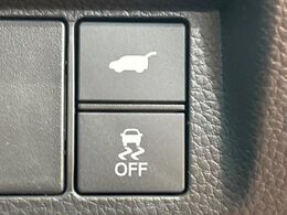 【パワーバックドア】スマートキーや運転席のボタンを押すだけでリアゲートが自動で開閉します！荷物を持っている時や、高い位置にあるバックドアを閉める際に便利な機能です♪