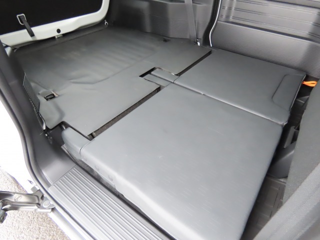 リヤシートを倒すとこんなに広いスペースが生まれます