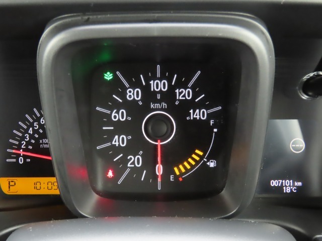 シンプルで視認性の良いメーター類です 。