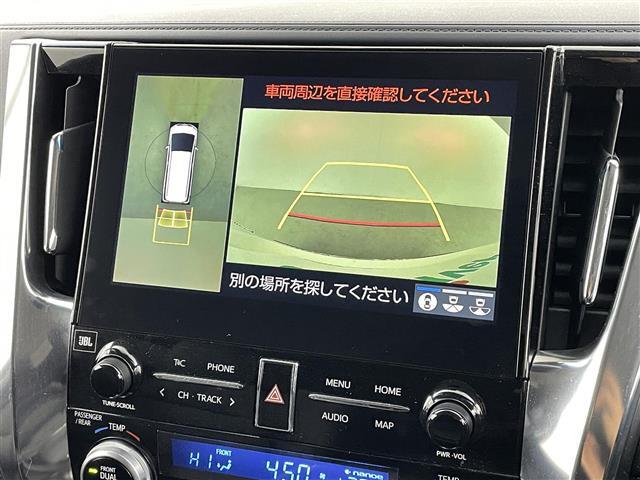 【パノラミックビューモニター】クルマを真上から見下ろした視点で駐車をサポートします。クルマの斜め後ろや真横など、いち早く障害物に気が付くことができます。