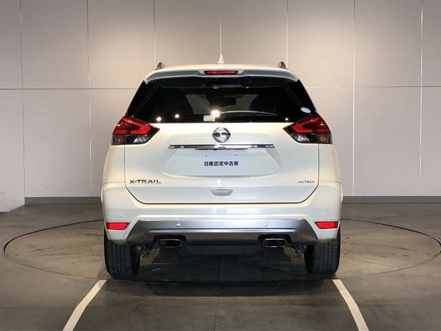 前・後方に車両や壁などの障害物がある場合、クルマが誤操作を察知して、衝突を未然に防ぎます。