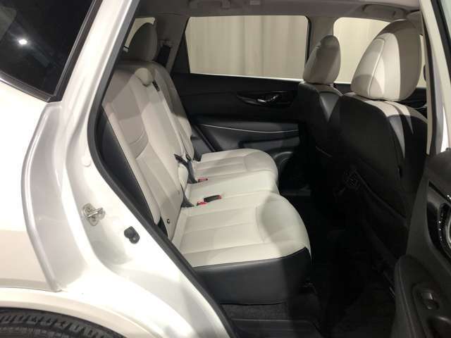 後席もしっかりとスペースを確保しているのでゆったりとご乗車できます♪