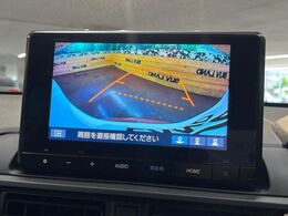 【バックカメラ】駐車時に後方がリアルタイム映像で確認できます。大型商業施設や立体駐車場での駐車時や、夜間のバック時に大活躍！運転スキルに関わらず、今や必須となった装備のひとつです！