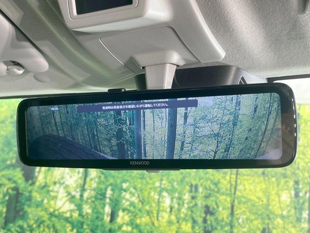【デジタルルームミラー】後席の大きな荷物や同乗者で後方が確認しづらい時でも安心！カメラが撮影した車両後方の映像をルームミラー内に表示。クリアな視界で状況の確認が可能です！
