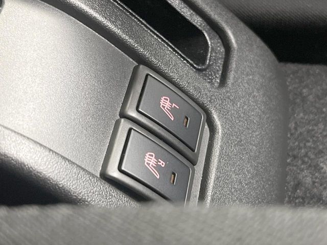 【シートヒーター】寒い日に重宝するシートヒーター！エアコンより早く温まってくれるので寒がりの人も安心ですね♪エアコンの温風は乾燥するから苦手、という方にもをおすすめです。