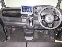 インパネ周りはこのようなレイアウトになっております。