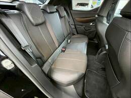 セカンドシートは大人二人が乗っても十分なスペースが確保されております。