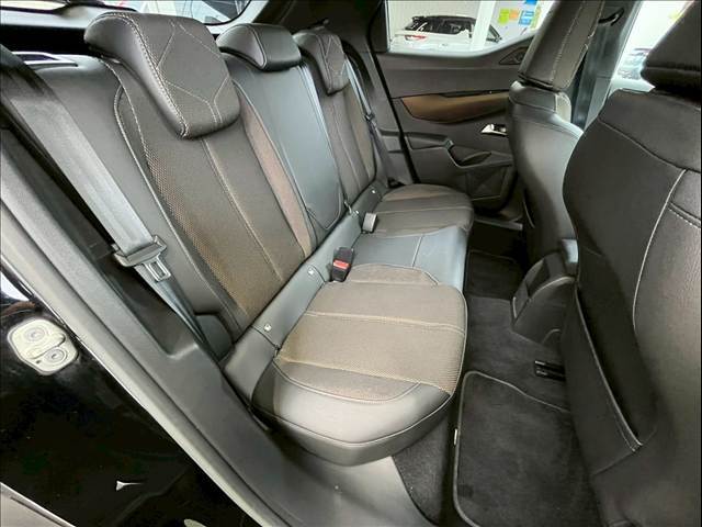 セカンドシートは大人二人が乗っても十分なスペースが確保されております。