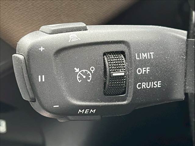 快適な高速クルージングを可能にする「アダプティブクルーズコントロール」。
