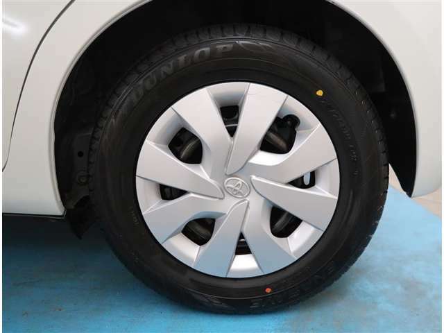 【タイヤ】タイヤの残り溝もしっかり残っております。ご納車前に点検・空気圧調整もさせて頂きますので、ご安心下さい。