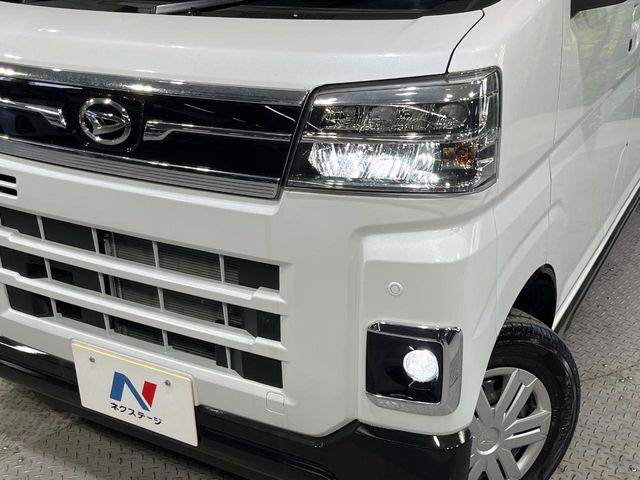 【LEDヘッドライト】悪天候や夜間走行時も良好な視界を確保し安心して運転できる高輝度LEDヘッドライトを装備！点灯速度が早く、消費電力も抑えられています。