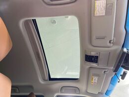 【サンルーフ】開放感たっぷりの希少装備、サンルーフが装着されています！車内に明かりを取り入れたり景色を楽しむ以外にも、車内の空気も簡単に換気できて快適です！