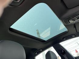 パノラマサンルーフ『高級車の代名詞サンルーフ。室内が開放感ある空間となりお子様にも人気の装備となっております。』