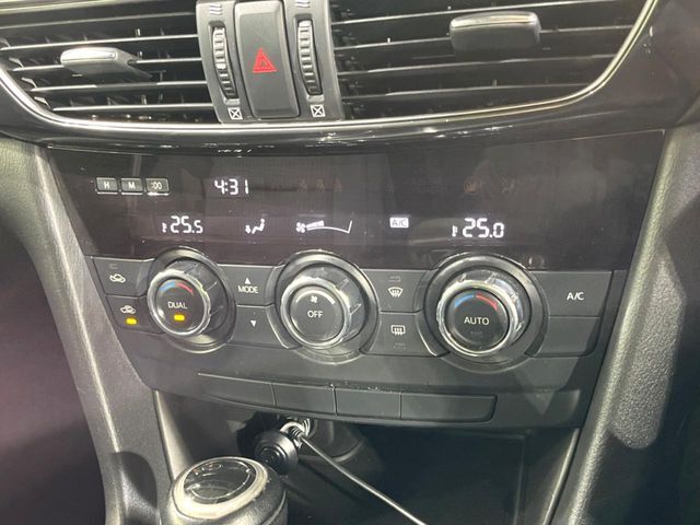 【左右独立型フルオートエアコン】運転席と助手席でそれぞれお好みの温度に設定可能。同乗者にも配慮した、快適な空調をお届け致します。