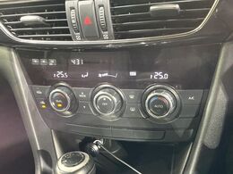【左右独立型フルオートエアコン】運転席と助手席でそれぞれお好みの温度に設定可能。同乗者にも配慮した、快適な空調をお届け致します。