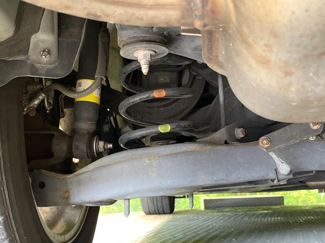 お車を安心してお乗りいただく為には、足回りの定期点検が欠かせません。サービスサポート（有償保証）では無料点検もご提供しており、安心のカーライフをお過ごしいただけるサポート体制が整っています。