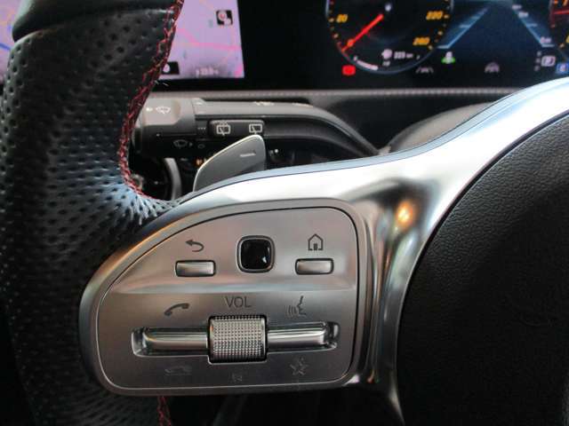ハンドルスイッチ(左)は、運転中に手を離さずナビ画面を安全に操作できます。