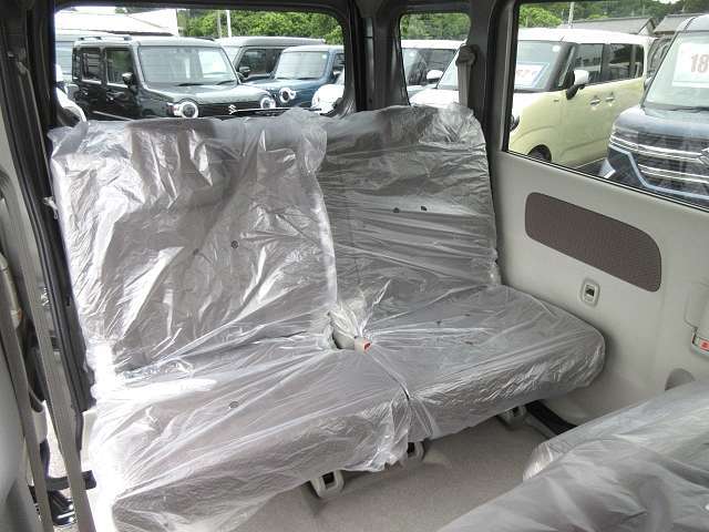 （フロントシート）　左右で分割可倒式のリアシートを採用☆　ヘッドレスト付き☆　リアヒーター☆　運転席シートヒーター☆　チルトステアリング☆