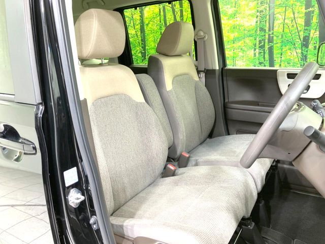 運転席まわりには十分なスペースがあり、大柄な方でもゆったり運転していただける環境です。