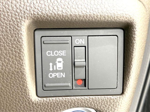 【パワースライドドア】スマートキーや運転席のスイッチでスライドドアの開閉が可能♪電動だから力を入れてドアを開ける必要が無く、小さいお子様でも、重い荷物を持っている時もラクに開け閉めできます♪