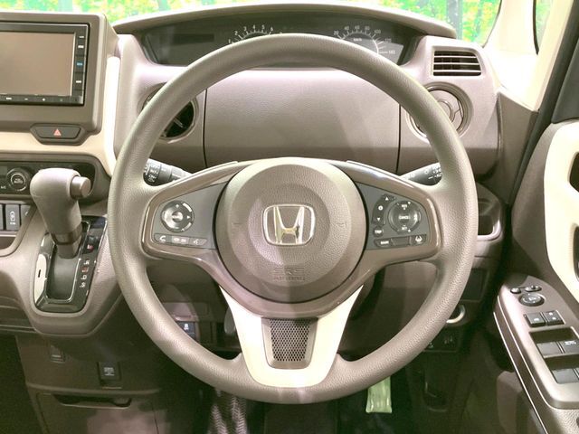 インテリアに合わせたデザインのステアリングは、運転される方のことも考え、運転しやすい形状、大きさです。是非一度、実際に触ってお確かめください。