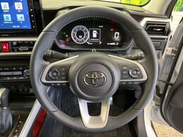 【スマートアシスト】走行中に前方の車両等を認識し、衝突しそうな時は警報とブレーキで衝突回避と被害軽減をアシスト。より安全にドライブをお楽しみいただけます。