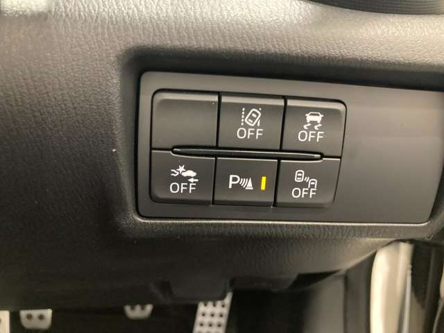 パーキングセンサー、後方車両接近検知、安全機能は充実しています。