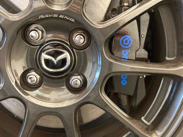 純正RAYSホイール、ブレンボ製ブレーキキャリパー装備。
